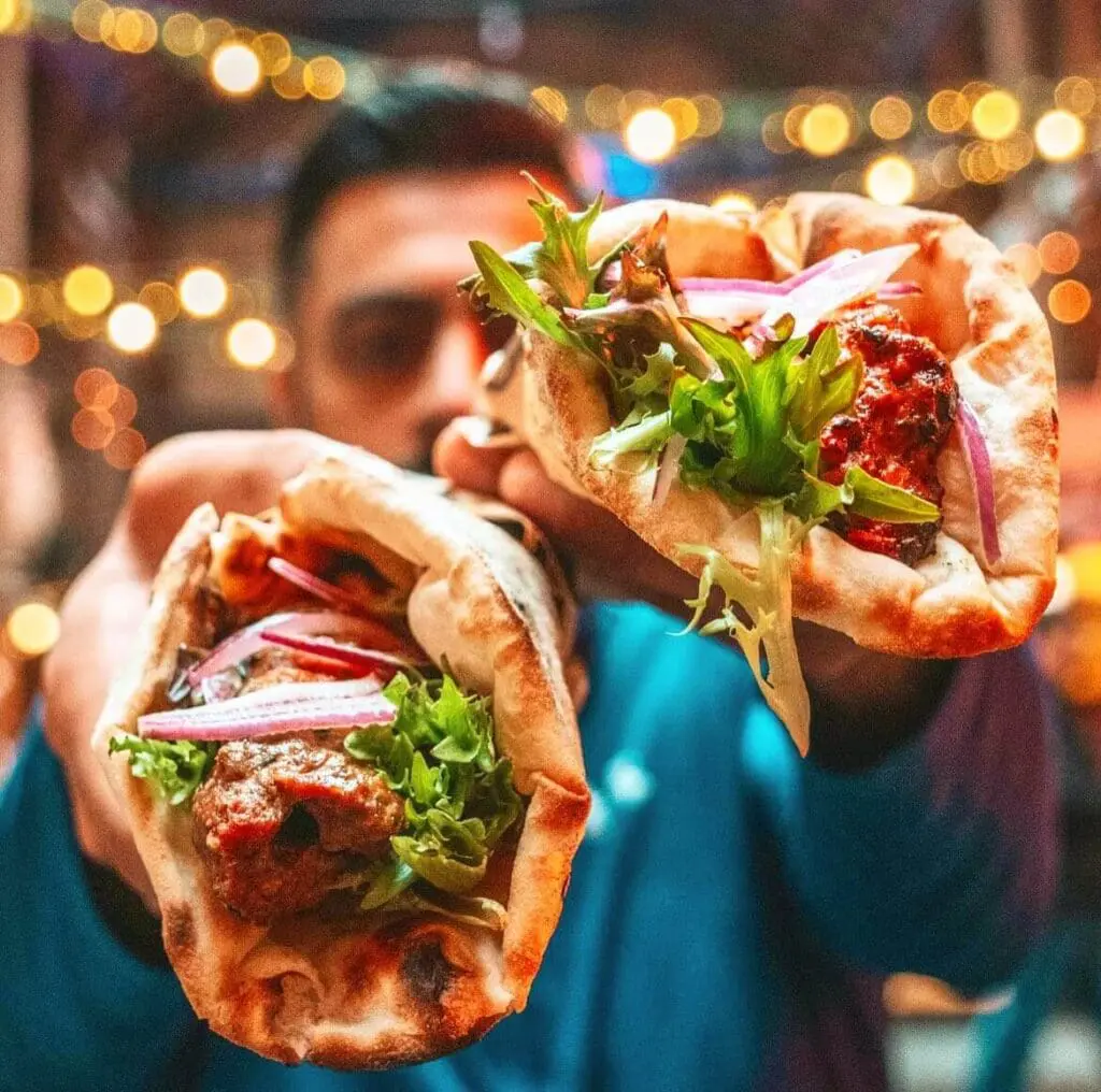 Abdul Manan med to fladbrød