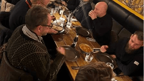 Gæster sidder på Restaurant Paprika