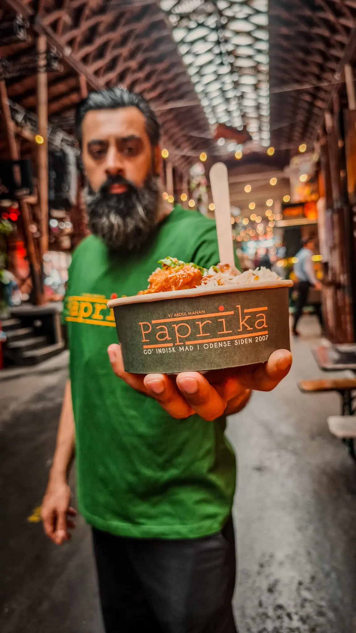 Abdul Manan holder en Restaurant Paprika-kasse i restauranten