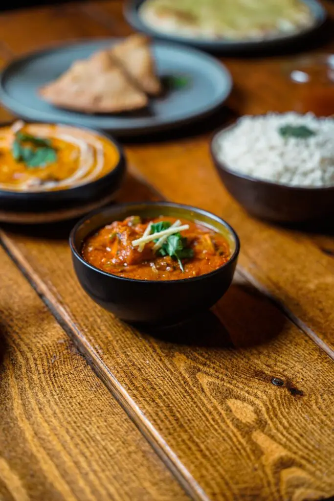 Indiske retter med curry, ris og naan hos Restaurant Paprika