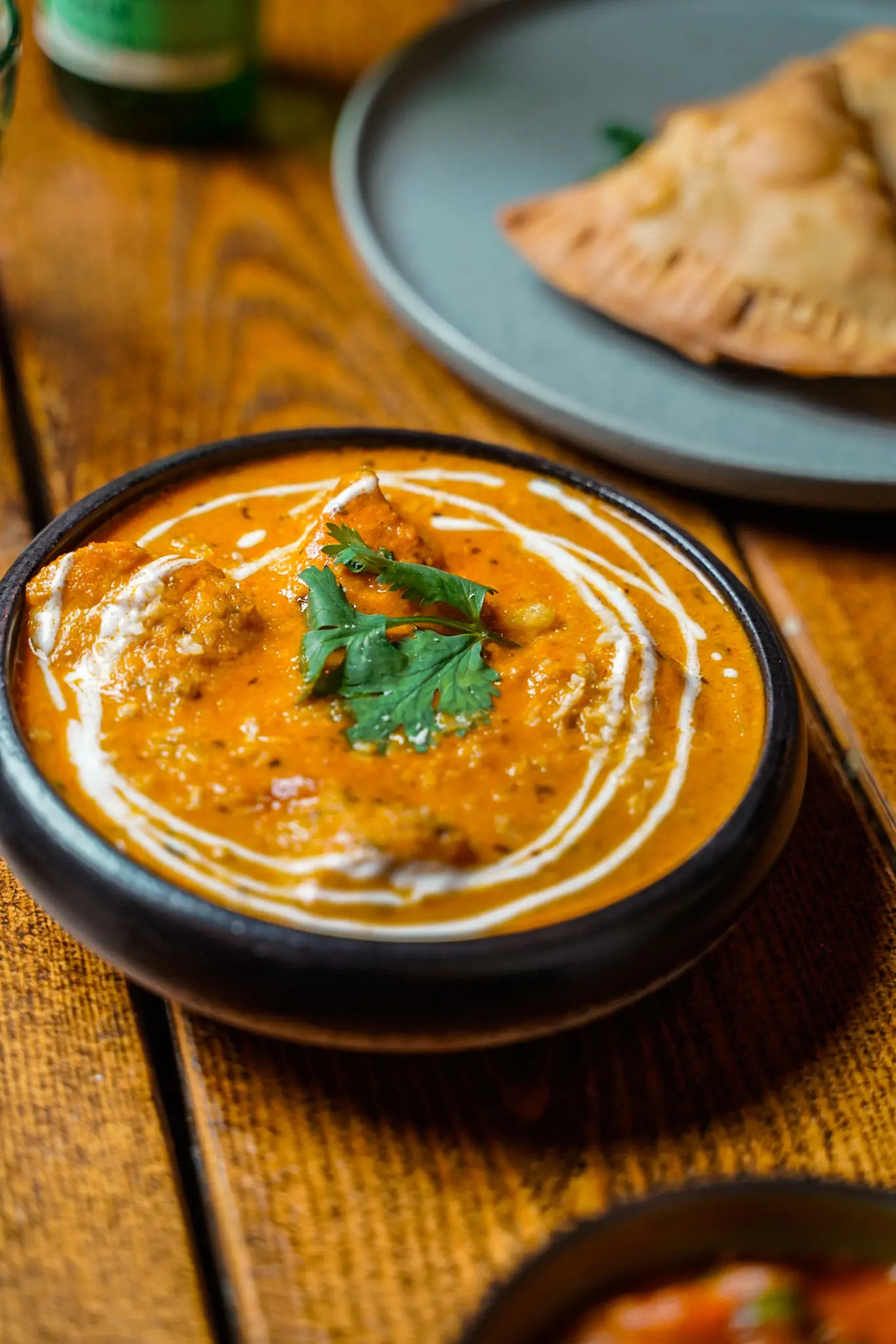 Cremet indisk curry pyntet med koriander