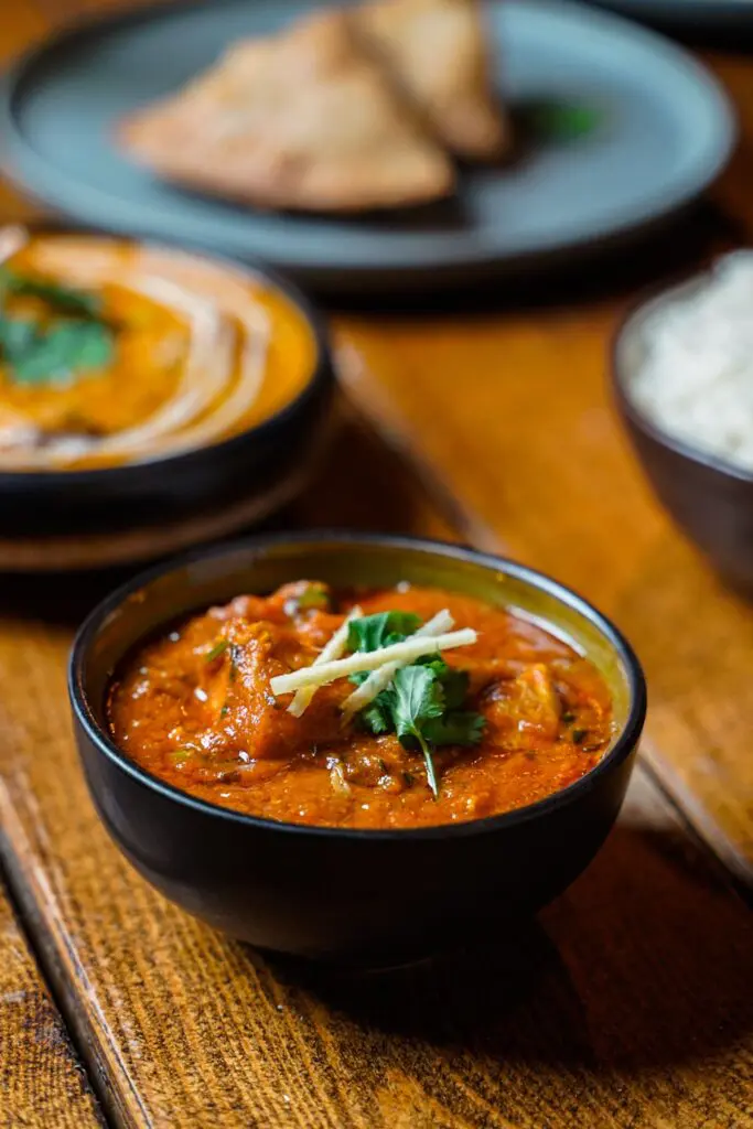 Indisk curry serveret med ris og naan