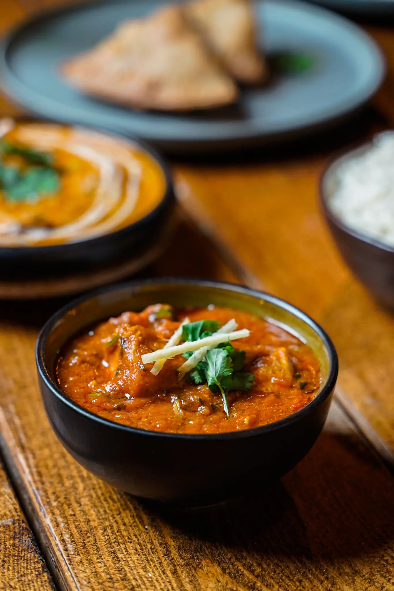 Indisk curry serveret med ris og naan