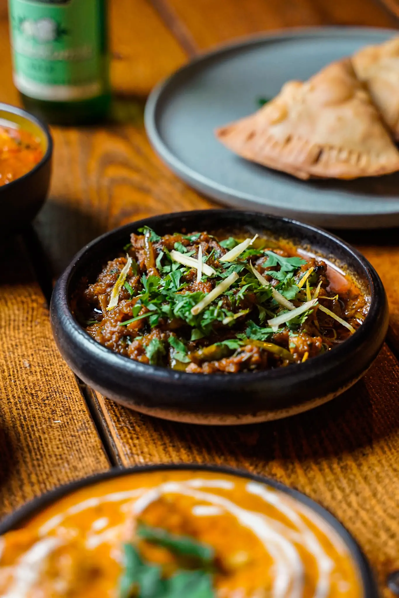 Indisk curry toppet med friske krydderurter