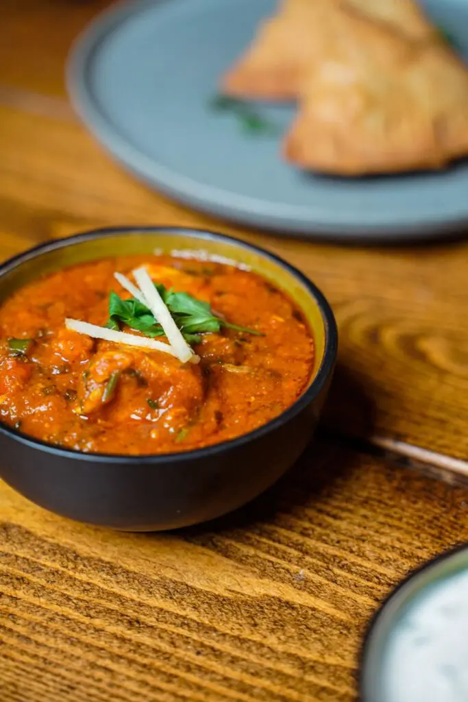 Indisk curry med friske krydderurter og ingefær