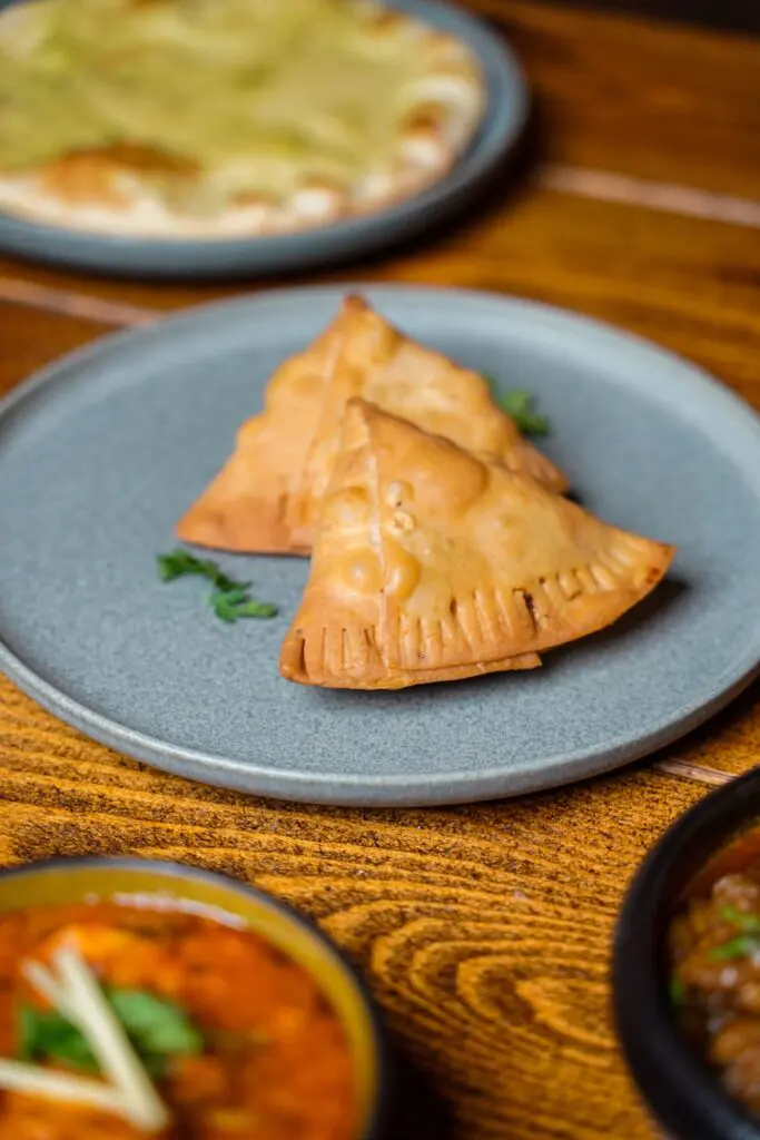 Samosa serveret på tallerken hos Restaurant Paprika