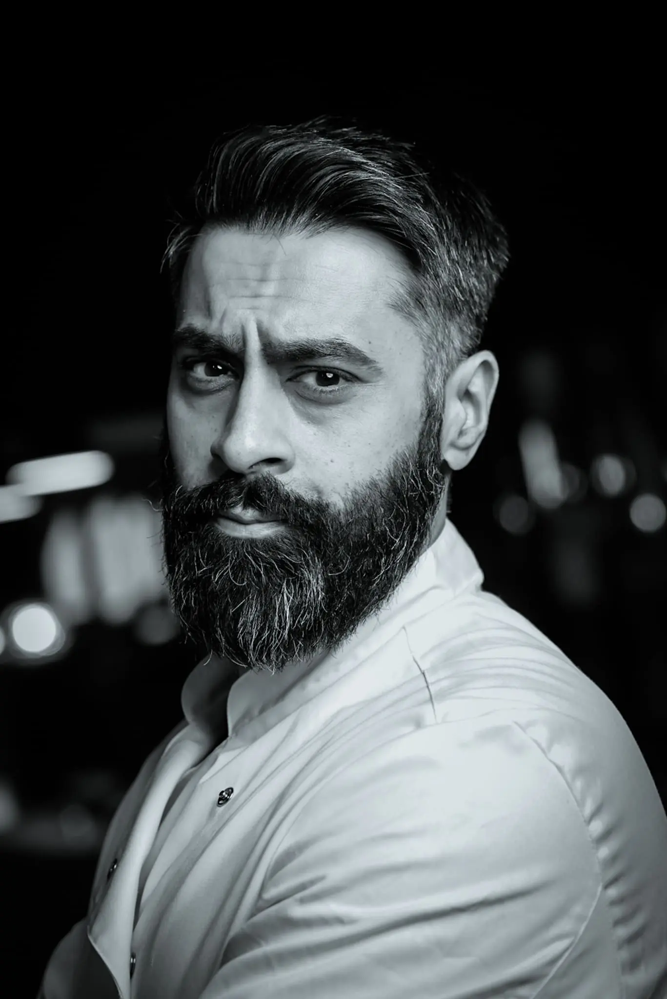 Sort-hvidt portræt af Abdul Manan fra Restaurant Paprika