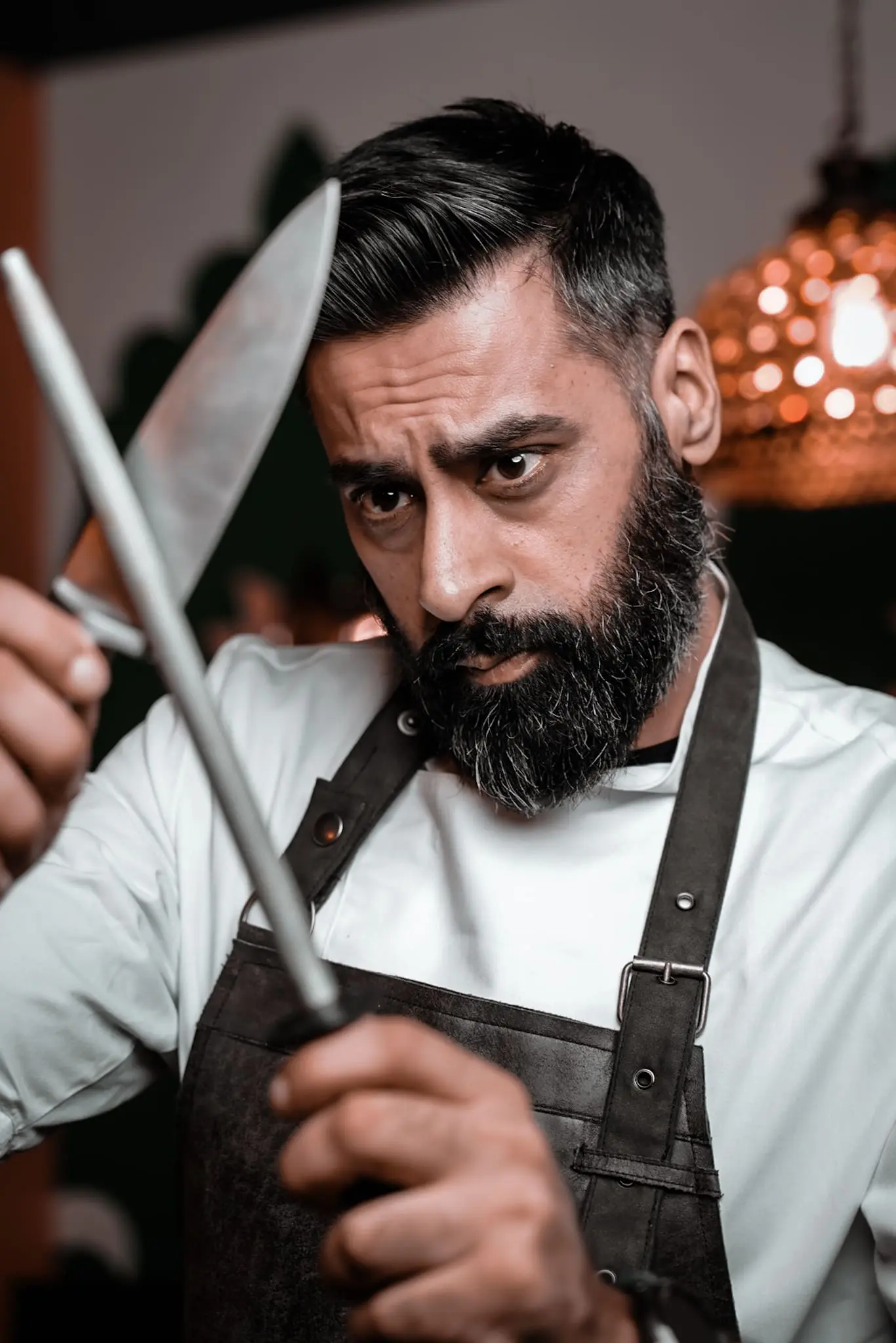 Abdul Manan arbejder med maden i Restaurant Paprikas køkken