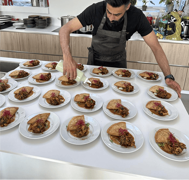 Abdul Manan anretter flere tallerkener til Social Dining