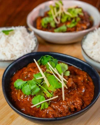🌶️ **Spicy Lamb Vindaloo** – og ja, når vi siger spicy, mener vi det! 😅🌶️🌶️🌶️ 
Vi bliver ofte spurgt: “Er den meget spicy?” Ja, det er den. Den er intens! Men frygt ikke, den kan spises! Denne opskrift har taget et årti at perfektionere for at finde den ultimative version af den spicy vindaloo curry. 
Kombiner den med en frisk raita og naan for den perfekte oplevelse. ♥️ 

Kom og prøv!
#SpicyLambVindaloo #Vindaloo #indianCuisine #SpicyFood #CurryLovers #Foodie #AuthenticFlavors #Madoplevelser #CulinaryJourney #StreetFood #Naan #FoodInspiration#restaurantpaprika #indiskmad #migogodensese #odense