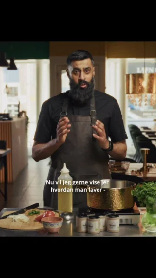 🍽️✨ se med her kære madelskere! I dag laver jeg den lækreste Butter Chicken til jer 🙌🏼🍗

Jeg er super begejstret for at dele min opskrift på den mest lækre Butter Chicken! Denne ret er en sand smagseksplosion, der vil tage dine smagsløg på en rejse til Indien! 🇮🇳❤️

**Ingredienser til 4 portioner:**
- 600 gr kylling bryst filet eller ubenet overlår (tern)
- 50 gr klaret smør & 50 gr almindelig smør
- 400 g hakkede tomater (gerne fra dåse)
- 1/4 L fløde
- 1 dl yoghurt
- 1 løg (tern eller skiver)
- 2 spsk hakket hvidløg og ingefær
- 1 tsk salt (eller efter behov)
- 1 tsk sukker
- 1/2 tsk gurkemeje
- 1/4 tsk chili (eller efter behov)
- 1/2 tsk paprika
- 1 spsk garam masala
- 5-6 bukkehornsfrø eller 1 spsk tørrede bukkehornsblade

**Fremgangsmåde:**
1️⃣ Marinér kyllingen med yoghurt, 1 spsk hakket hvidløg og ingefær, salt, gurkemeje, garam masala (1/2 spsk) og paprika i 15-20 minutter.
2️⃣ Steg kyllingen på en pande eller bag den i ovnen ved 200 grader i 20-25 minutter.
3️⃣ Start saucen: Smelt klaret smør i en gryde, brun løg, tilsæt spidskommen frø og laurbærblade.
4️⃣ Når løgene er gyldne, tilsæt hvidløg og ingefær, derefter hakkede tomater. Rør i 10-15 minutter.
5️⃣ Tilsæt fløde, lad det simre i 8-10 minutter, og blend saucen før du tilsætter kyllingen.
6️⃣ Lad det simre i yderligere 10 minutter, kom bukkehornsblade i, og lad det stå på lav varme i 5 minutter.
Server med ris eller naan – din middag er nu klar at blive nydt! 🤤❤️

👉🏼 Har du prøvet opskriften? Del dine billeder og tag mig! Jeg vil elske at se jeres kreationer! ✨

#ButterChicken #Madlavning #IndiskMad #Opskrifter #Hjemmelavet #FoodLovers #Foodie #Kylling #DelDinMad #KøkkenMagk #InstaFood #butterchicken #odensecity #migogodense #stormspakhus