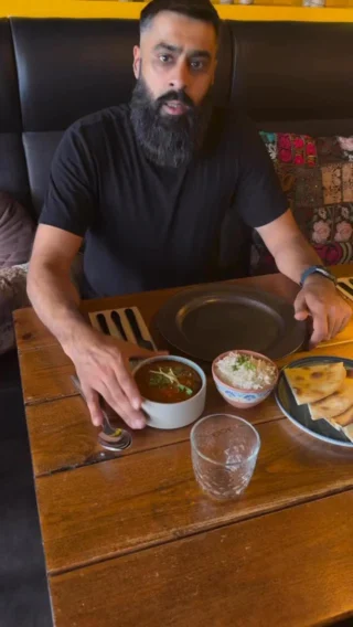 🔥 Lamb Vindaloo 🌶️🌶️🌶️ 🔥
I dag tager jeg dig med på en rejse til Indien med min egen version af den klassiske vindaloo ret, lavet med møre stykker lammekød og en intens blanding af tre forskellige chilier: habanero, grøn chili og knust chili pulver. 🌶️🌶️🌶️ 

“Hvad er Vindaloo?”
Vindaloo stammer fra Goa-regionen og har sine rødder i en portugisisk ret kaldet “Carne de Vinha d’Alhos,” som betyder kød marineret i vin og hvidløg. Denne ret har, over tid, tilpasset sig det indiske køkken, og er kendt for sin karakteristiske syrlighed takket være eddike/citron, samt en fantastisk kombination af krydderier der hitter dine smagsløg!

“Min version af Vindaloo”
BEMÆRK.. Dette måltid er ikke for de med skræk for stærk mad! Jeg har skabt en kombination, der virkelig giver et kick - med den frugtige sødme af habaneroen, den friske bid fra den grønne chili og den intense varme fra det knuste chili pulver.

Serveret med dampende ris og naan, vil denne version af vindaloo helt sikkert tage dit måltid til nye højder! 

👉 Skal du også prøve denne lækre vindaloo, så kig forbi restaurant Paprika og test den ❤️ 
#Vindaloo #Madlavning #IndiskKøkken #Lammekød #indiskmadodense #spicy #spicyfood #odensebloggers