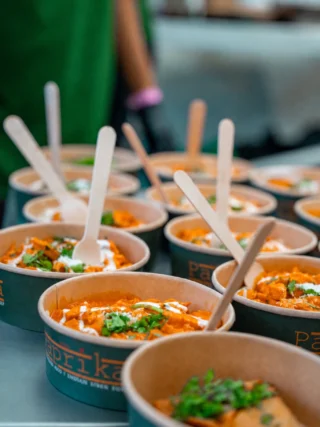 TINDERBOX — WE ARE READY 🔥🍛

Som altid finder I os ved Panorama 🇵🇰
Vi står klar med vores creamy Butter Chicken, varme naan og masser af flavour hele festivalen 🤤🔥

Kom forbi Paprika og fuel din festival med ægte comfort food 🌶️🍛

Vi glæder os til endnu et vanvittigt Tinderbox ❤️‍🔥

#restaurantpaprika #migogodense #smagodense #tinderbox_official #tinderbox